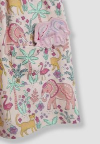 Svijetlo ružičasta tkanina sa šarenim ilustracijama slonova, flamingosa i lišća; uključuje istaknutu izvezenu oznaku slona.