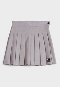 Šedá plisovaná sukně s rovnou pásovkou, zapínáním na knoflíky a malou etiketou na boku. Vyrobena z texturačního materiálu.
