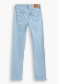 Pantalones vaqueros de mezclilla azul claro con un diseño de pierna recta, que cuentan con dos bolsillos traseros con detalles de costura y una parche de cuero marrón con el logo en la cintura.