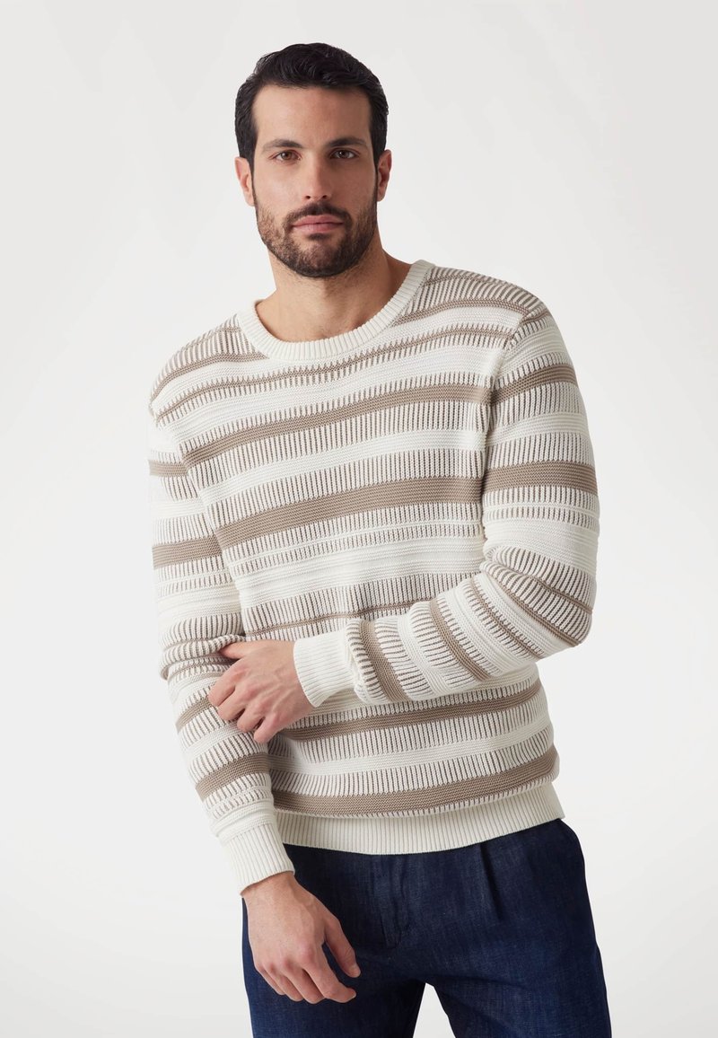 Gestreifter Strickpullover in Creme- und Beigetönen; verfügt über einen Rundhalsausschnitt, rippenförmige Bündchen und ein strukturiertes Muster, das einen lässigen Look bietet.