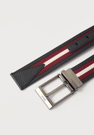 Μαύρη δερμάτινη ζώνη με κόκκινο και λευκό ριγέ ύφασμα, ασημένια ορθογώνια αγκράφα και ανάγλυφο όνομα μάρκας "BALLY" στην αγκράφα.