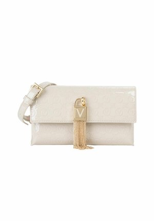 Bolso de mano crema de charol con correa ajustable, patrón en relieve y cierre con dije de bloqueo dorado con borlas de cadena.