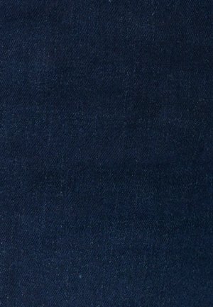 Tessuto denim blu scuro con una texture liscia e una leggera lucentezza, caratterizzato da una trama fitta e sottili variazioni di colore su tutta la superficie.