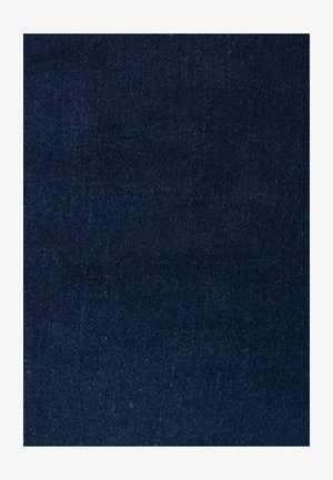 Tessuto denim blu scuro con una texture liscia e una leggera lucentezza, caratterizzato da una trama fitta e sottili variazioni di colore su tutta la superficie.