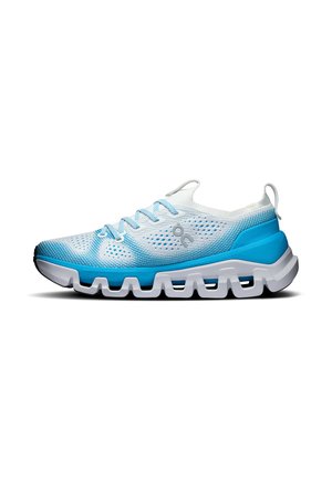 Hellblaue und weiße Sportschuhe mit atmungsaktivem Mesh-Obermaterial, einzigartiger segmentierter Sohle und Zuglaschen an Ferse und Zunge.