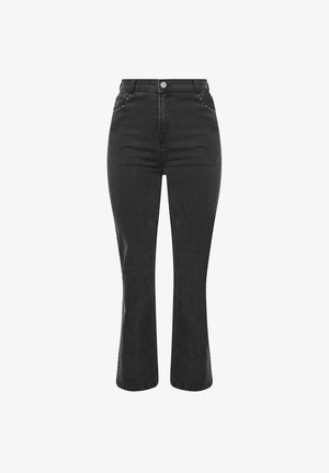 Jean flare en denim noir avec une taille haute, bouton à l'avant et accents cloutés le long des poches. Tissu texturé avec un léger stretch.