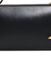 Czarna skórzana torebka o gładkiej teksturze, z złotym trójkątnym akcentem i strukturalnym, prostokątnym kształcie.