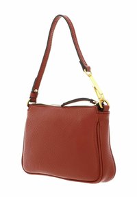 Borsa in pelle rossa con finitura testurizzata, chiusura con zip e tracolla rimovibile. Accenti in hardware dorato migliorano il design.