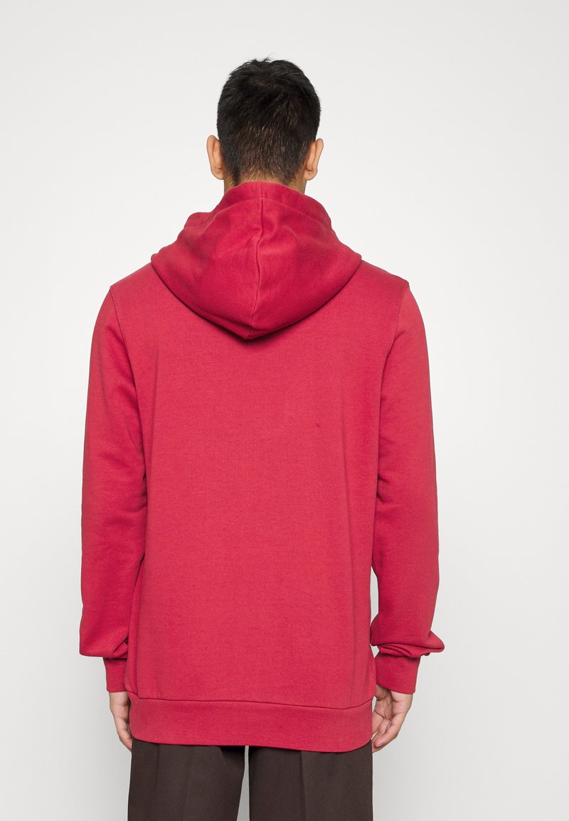 Herren Kapuzenpullover | KnowledgeCotton Apparel ELM HOOD BADGE VEGAN Kapuzenpullover garnet/rot - SM35588 Herren Kapuzenpullover | KnowledgeCotton Apparel ELM HOOD BADGE VEGAN Kapuzenpullover garnet/rot - SM35588