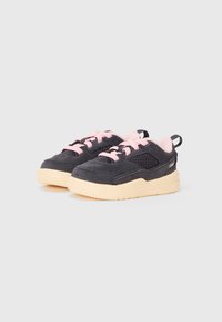 Sorte tekstilsneakers med rosa snørebånd, en teksturert overdel, mesh-paneler og en kremfarget gummisåle. Har en løkke på hælen.