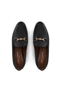 Sorte læder loafers med en gylden kædeaccent. Glat tekstur, afrundet tå, og indersiden med brunt læder og perforerede detaljer.
