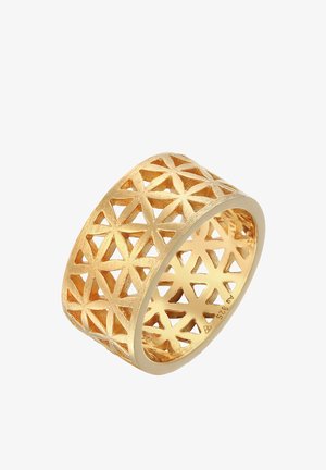 Guld ring med et geometrisk udskæringsdesign, der har en mat overflade, glatte kanter og stjerneformede mønstre. Indersiden er prydet med 925.