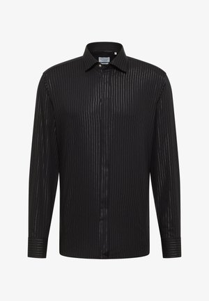 Sort skjorte med knaplukning og lodrette sølvstriber. Har en klassisk krave og lange ærmer, lavet af glat, let stof.