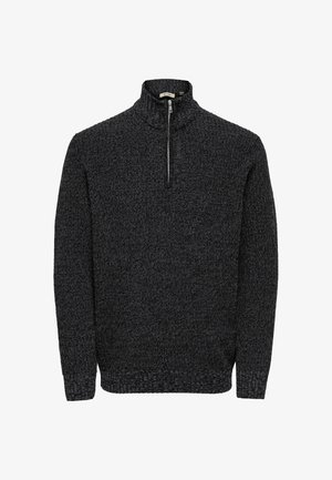 Maglione lavorato a maglia grigio scuro con colletto alto e chiusura a mezza zip. Presenta un tessuto testurizzato e polsini e orlo a coste. Design semplice e minimalista.