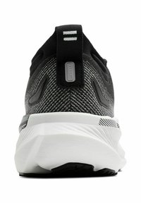 Zwart-witte sportschoen met een textuurgewoven bovenwerk, gevoerde hiel en een opvallende rubberen zool. Kenmerken zijn reflecterende accenten en een hielriem.