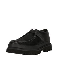 Zapatos de cuero negro con un acabado suave y una suela de goma gruesa. Presentan un diseño de cordones y un panel superior texturizado.