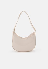 Borsa a spalla in pelle verniciata beige con una superficie liscia, forma curva e una singola tracolla regolabile con dettagli in metallo.