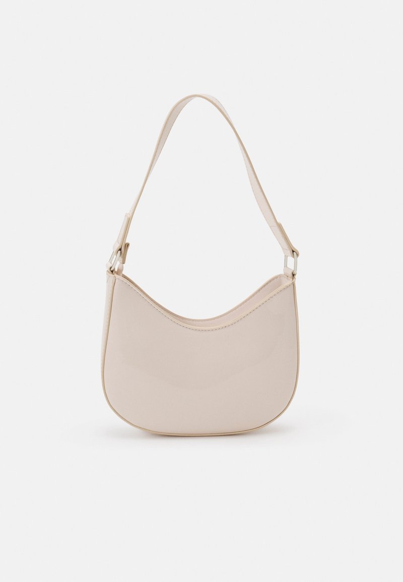 Borsa a spalla in pelle verniciata beige con una superficie liscia, forma curva e una singola tracolla regolabile con dettagli in metallo.