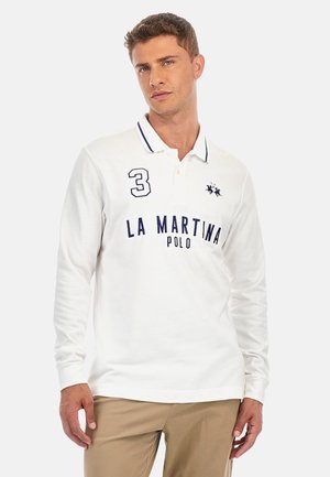Witte polo met lange mouwen en marineblauwe accenten, voorzien van het nummer 3 en "LA MARTINA POLO" bedrukt op de voorkant. Gemaakt van katoen.