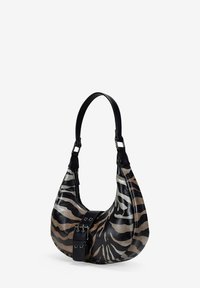 Bolso de mano de cuero con un estampado de cebra, de forma curva, con una correa negra y acentos plateados. Presenta un cierre con cremallera y detalle de hebilla.