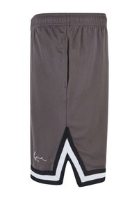 Shorts de sport gris avec ceinture élastique, finition chevron noire et blanche à l'ourlet, et petite signature blanche brodée sur la jambe gauche.