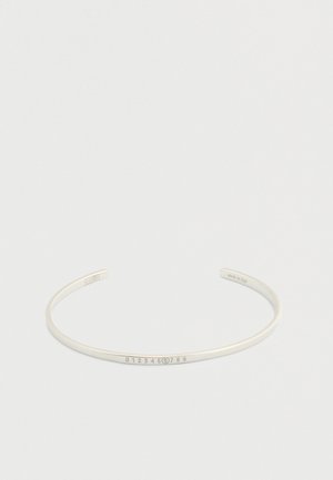 Bracelet manchette mince en argent avec les chiffres de 0 à 9 gravés, le chiffre 6 entouré, et "Made in Italy" sur la face intérieure du bracelet.