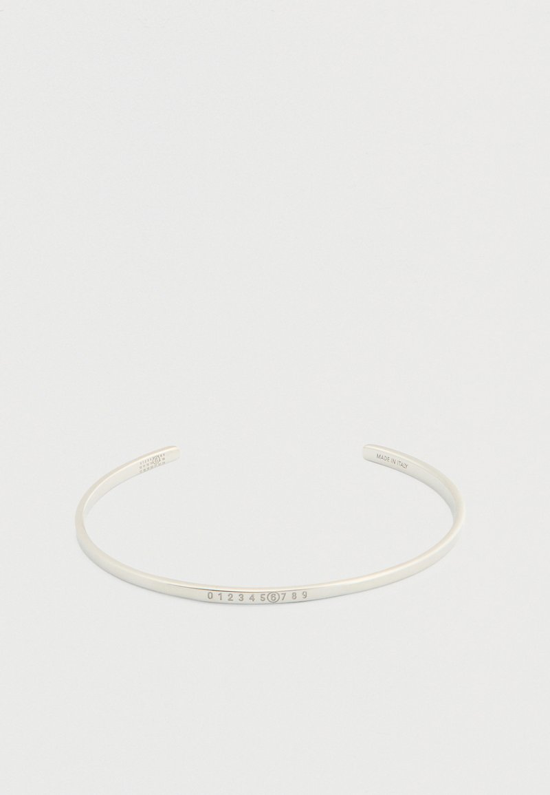 Λεπτό ασημένιο βραχιόλι με χαραγμένους αριθμούς από 0 έως 9, ο αριθμός 6 είναι κυκλωμένος και η φράση "Κατασκευασμένο στην Ιταλία" στην εσωτερική πλευρά της μπάντας.