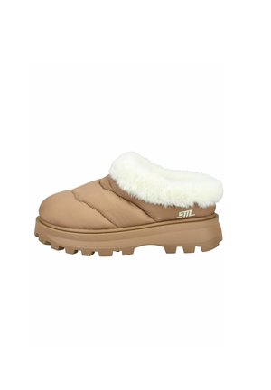 Scarpa slip-on trapuntata color tan con un colletto in ecopelliccia bianca, suola in gomma spessa dotata di tasselli antiscivolo e un logo discreto sul lato.
