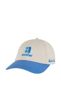 Cappellino da baseball in cotone beige chiaro con visiera blu. Presenta il testo ricamato "another" in blu coordinato. Design con visiera piatta.