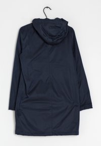 Chaqueta impermeable de color azul marino con capucha, mangas largas, corte recto y textura suave. Sin hardware ni adornos visibles.