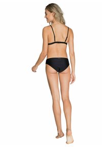 Zwart zwemsetje bestaande uit een halterbikini top met verstelbare banden en een bijpassende bikini broek, beide van soepel stof met minimale accenten.