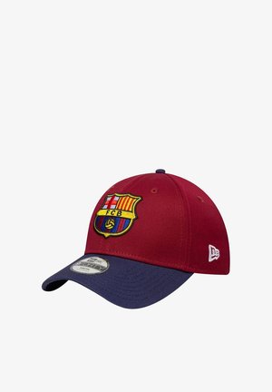 Czerwona i granatowa czapka z daszkiem z haftowanym herbem FC Barcelona z przodu oraz logo New Era po boku.