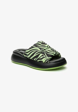 Zwarte schuifsandaal met een gewatteerde groene zebra-print bovenkant, dikke zwarte zool en groene accent op de zoolrand. Zachte, gestikte textuur.