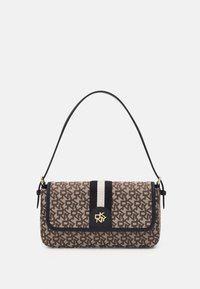 Brązowa torebka z tkaniny z powtarzającym się wzorem logo, wyposażona w czarny pasek, złote okucia oraz centralny akcent w postaci czarno-kremowych pasków.