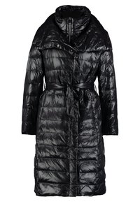 Abrigo puffer negro con un alto cuello, cintura ceñida, material brillante acolchado, mangas largas y detalle de cierre a presión.