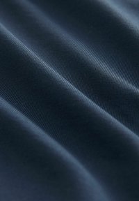 Tmavě námořnická modrá látka s hladkým povrchem a jemným leskem; obsahuje jemné, těsně tkané vodorovné linií v plynulém designu.