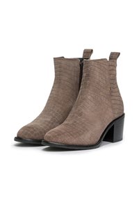 Stivaletti alla caviglia in suede marrone con un motivo a croco testurizzato, chiusura con zip e tacco a blocco. Il design include due linguette per facilitare l'indossamento.