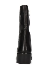 Czarny skórzany botek za kostkę z suwakiem z boku, lekko zaokrąglonym noskiem i masywnym obcasem. Tekstura jest gładka z błyszczącym wykończeniem.