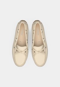 Μπεζ δερμάτινα μοκασίνια με διακοσμητικό φιόγκο, ραφές με βρόχους και υφή στη σόλα· φέρουν τη σήμανση «Gabor» στο εσωτερικό.