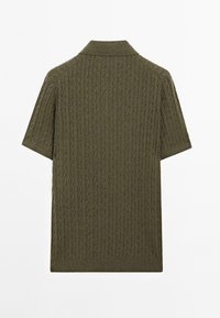 Polo shirt verde oliva a maniche corte con un design a coste testurizzato, colletto a maglia e orlo dritto. Nessuna etichetta visibile o dettagli in metallo.