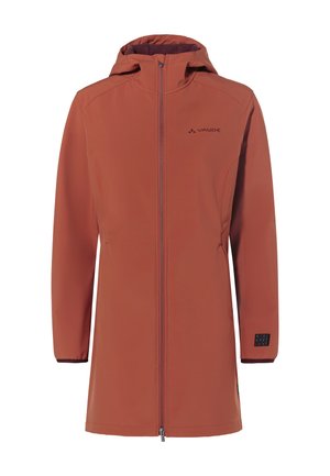 Rode softshell jas met een capuchon, een ritssluiting aan de voorkant en twee zijzakken. Heeft een logo op de borst en een label op de mouw.