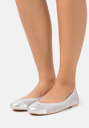 Zilveren en grijze balletschoenen met een ronde neus, metallic neuskap, van suède materiaal en een platte zool. Kenmerkt zich door een gestikte rand en een minimaal ontwerp.