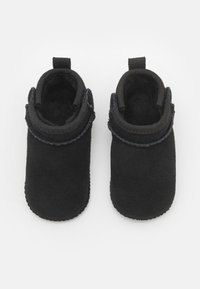 UGG BABY CLASSIC ULTRA MINI UNISEX - Primeiros sapatos - black