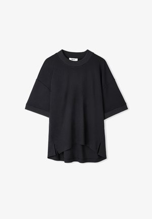 Schwarzes Kurzarmoberteil mit rundem Ausschnitt, abgerundetem Saum und seitlichen Schlitzen. Hergestellt aus weichem Stoff mit gerippten Akzenten am Ausschnitt und an den Ärmeln.