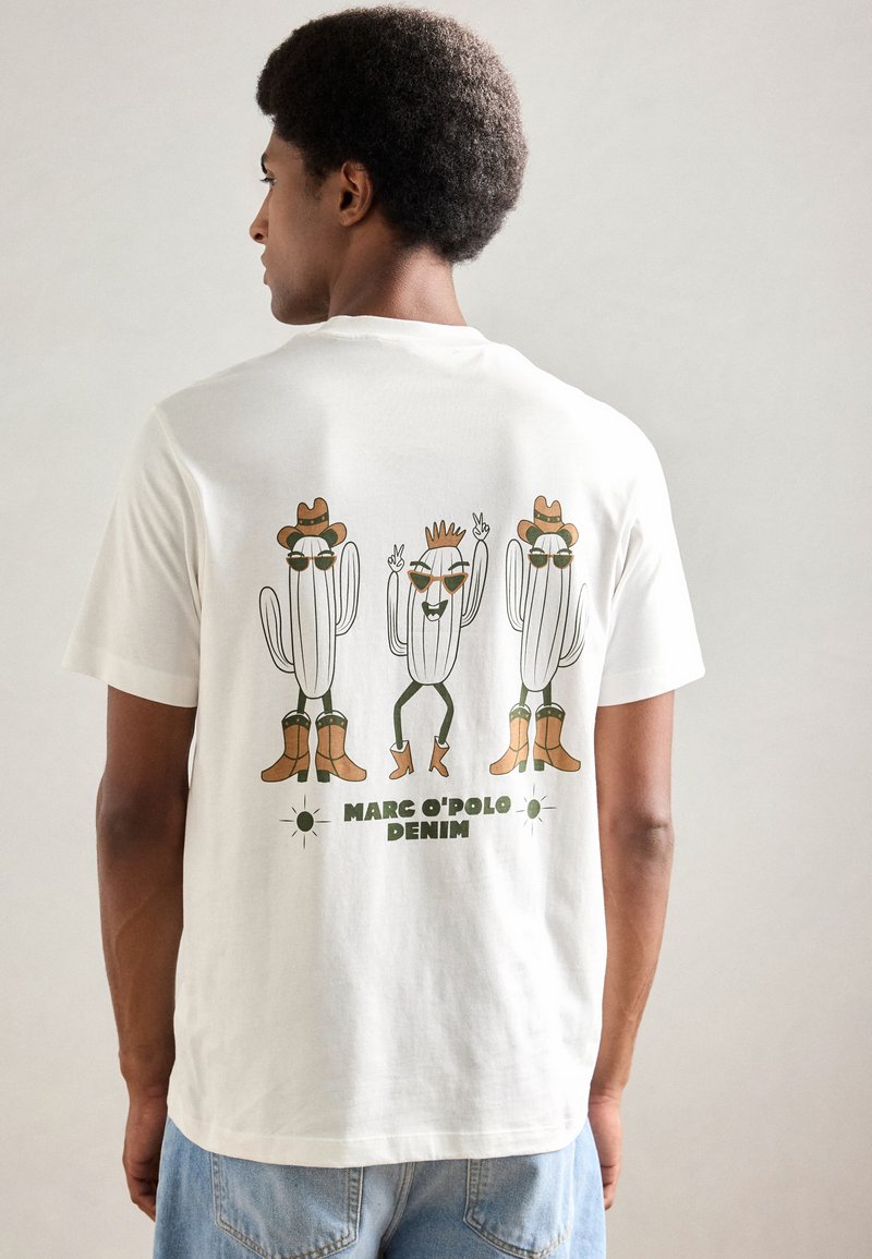 Korte mouwen witte T-shirt met een grafisch ontwerp van drie cactussen in hoeden en laarzen, gedrukt in groen en bruin, met het label "MARC O'POLO DENIM."