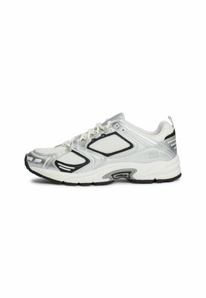 Sneakers z białej siateczki i srebrnymi syntetycznymi detalami, czarnymi akcentami oraz teksturowaną podeszwą. Posiadają wyraźne sznurowanie i pętlę z tyłu.