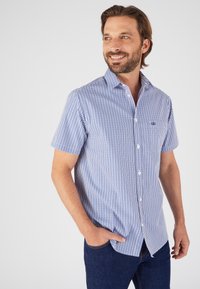 Camicia a maniche corte con bottoni a fantasia a quadri blu e bianchi, caratterizzata da un colletto classico e un logo sul petto.