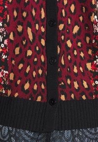 Cardigan in stampa leopardata bordeaux e nera con accenti floreali; presenta polsini a coste e sei bottoni neri sul davanti.