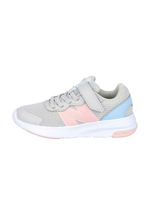 Zapatilla deportiva gris con parte superior de malla, acentos en azul claro y rosa, diseño con cordones y suela blanca acolchada para mayor comodidad y soporte.