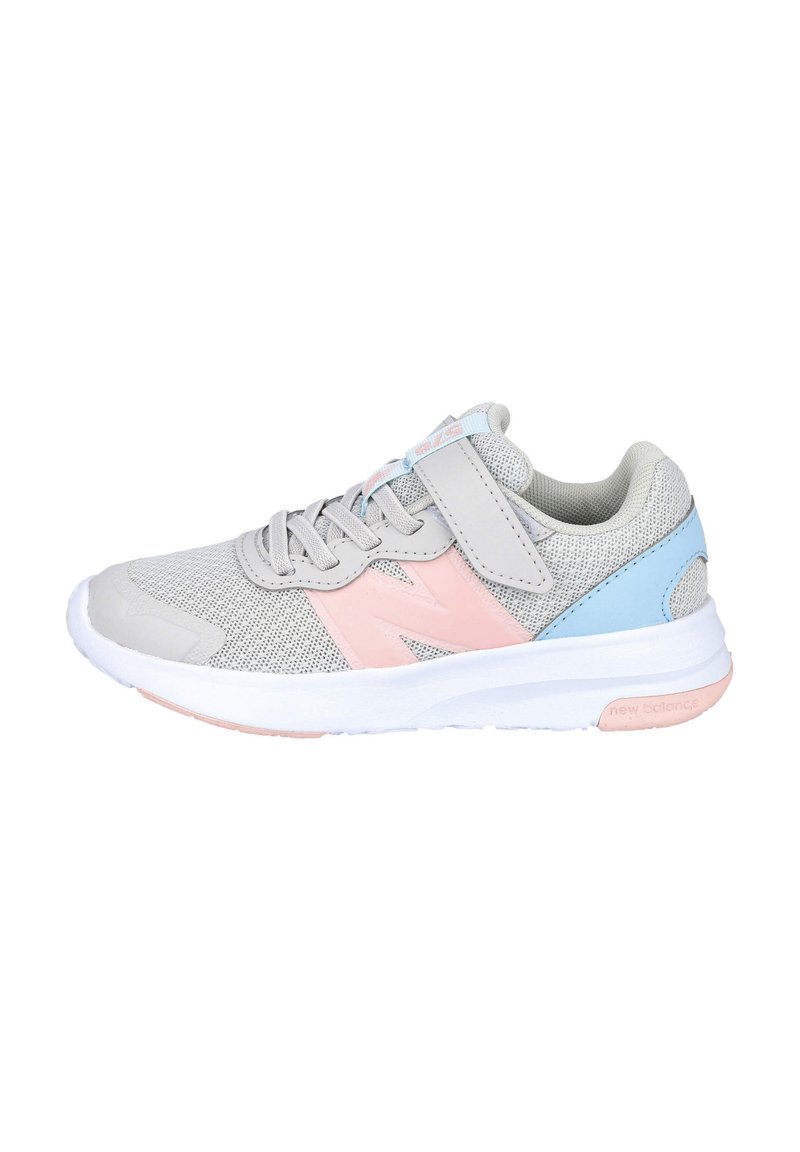 Zapatilla deportiva gris con parte superior de malla, acentos en azul claro y rosa, diseño con cordones y suela blanca acolchada para mayor comodidad y soporte.